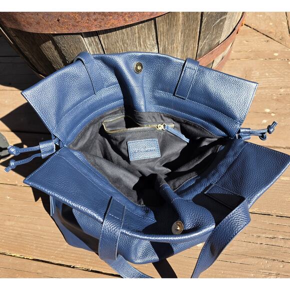 Tote LE Monde Pebbled Leather Navy Roma Cinch Bucket Shoulder Purse Gold - Picture 2 of 8